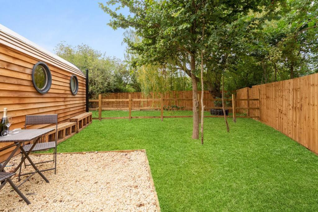 Apple - Luxury Cabin In The Cotswolds Villa Alderton  Exteriör bild